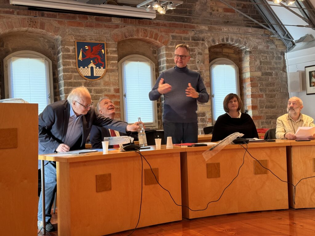 Der Bürgermeister, Michael Galander, begrüßt die Initiative im Rathaus Anklam